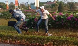 Bị lập biên bản giam xe, tài xế cầm mũ bảo hiểm hành hung CSGT hóa trang bắn tốc độ