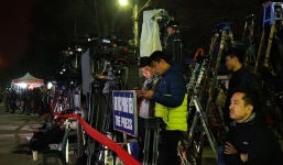 Phóng viên bất chấp mưa lạnh bám trụ xuyên đêm ở ga Đồng Đăng chờ đoàn tàu của Kim Jong Un