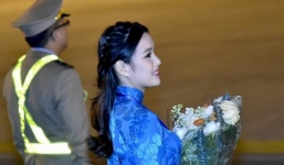 Nữ sinh vinh dự được tặng hoa Tổng thống Mỹ Donald Trump ở sân bay Nội Bài là ai?