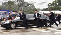 Vì sao dàn cận vệ lại chạy quanh siêu xe của ông Kim Jong un?