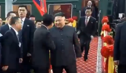 Khoảnh khắc phiên dịch viên luống cuống chạy theo Chủ tịch Kim Jong-un tại ga Đồng Đăng gây 'bão' MXH