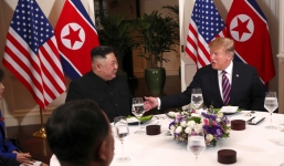 Clip: Chủ tịch Triều Tiên tươi cười vui vẻ khi dùng bữa tối với ông Trump