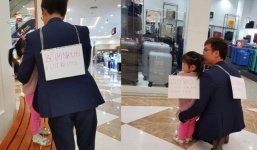 Dẫn con gái đi chơi, người bố đeo biển 'Bố chính chủ, có CMND đối chiếu' vì sợ bị đâm chết