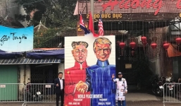 Người dân mang tranh khủng tới khách sạn Marriott tặng TT Trump