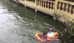 Người đàn ông say rượu ngồi trên lan can bờ hồ bị ngã tử vong