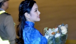 Nữ sinh tặng hoa Tổng thống Mỹ Donald Trump tiết lộ lý do chọn áo dài màu xanh dương mà không phải màu khác