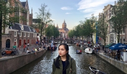 Nữ sinh tặng hoa cho Tổng thống Trump một năm du lịch hơn 10 quốc gia