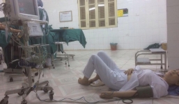 Con gái xót xa đăng ảnh mẹ là bác sĩ sản bị ngất trên sàn bệnh viện, tiết lộ chuyện khiến ai cũng nghẹn ngào