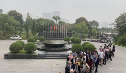 Phóng viên xếp hàng trước khách sạn Marriott chờ cuộc họp báo của Trump