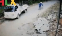 Clip: Ô tô phóng nhanh đâm văng người phụ nữ dắt xe đạp