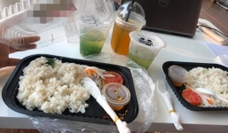 Mua suất cơm sườn non cháy tỏi 50.000 đồng, cô gái khóc chỉ vì cơm có nhưng sườn thì không