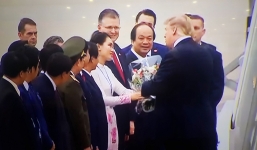Tiết lộ nữ sinh ngoại giao tặng hoa tiễn TT Trump về nước