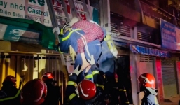 Hoan hô Cảnh sát PCCC TP.HCM với pha giải cứu ngoạn mục cụ bà và cô gái giữa biển lửa