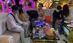 Bình Dương: Đột kích quán karaoke, bắt quả tang nữ tiếp viên không mặc gì tiếp khách