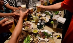 Vợ chồng nai lưng tích góp mua nhà, chồng sĩ diện liên tục rủ bạn về nhậu