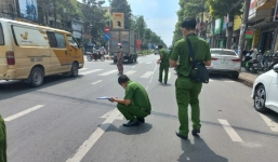 'Nẹt pô' trên phố, thiếu niên bị nhóm người rượt đuổi xử tại chỗ bằng 'hàng nóng'