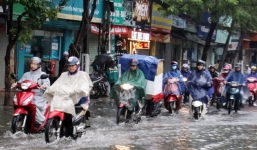 Hà Nội sáng nắng gắt, chiều và đêm mưa dông kéo dài đến khi nào?