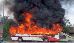 Hà Nội: Xe khách 45 chỗ bốc cháy ngùn ngụt bên đường, trơ trụi khung sắt