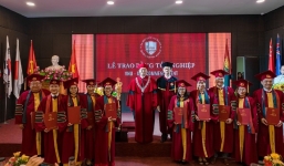 Vụ hiệu trưởng mặc áo nhung cầm quyền trượng trong lễ tốt nghiệp: Yêu cầu báo cáo 