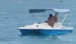 'Nóng mắt' cặp đôi thản nhiên 'mây mưa' trên thuyền giữa thanh thiên bạch nhật