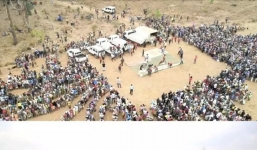 Hé lộ nguồn tiền khủng giúp Quang Linh Vlog tặng cả nghìn bao gạo cho dân Angola