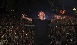 Tuấn Hưng bị phạt tiền vì hát miễn phí ở ban công, nghe số tiền ai cũng bất ngờ