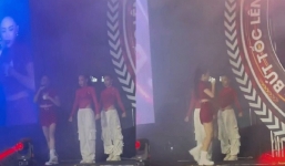 Tóc Tiên có pha xử lý thông minh khi bất ngờ bị bung cúc áo khi đang diễn