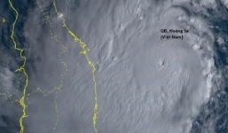 Bão Noru tăng cấp, có thể nạp tiếp năng lượng để thành siêu bão áp sát Việt Nam
