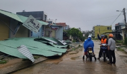 Bão số 4: Quảng Bình tìm thấy thuyền viên rơi xuống biển, Đà Nẵng chưa ghi nhận thiệt hại về người