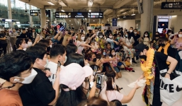 Tri ân fan Thái, Quang Hùng MasterD tặng hẳn dép tổ ong và dép tông Việt Nam 