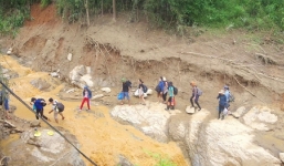 Giáo viên gùi lương thực, băng rừng về trường sau lũ quét