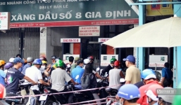 Tp.HCM: Đội mưa xếp hàng dài sáng đầu tuần để mua xăng bán giới hạn