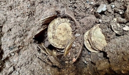 Sửa sàn nhà, vô tình đào được kho báu tiền vàng trị giá 20 tỷ