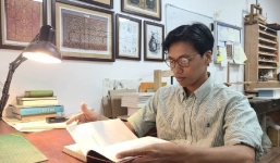 Chàng trai trẻ với nghề khoác 'tấm áo mới' cho sách
