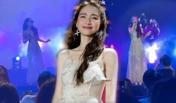 Hòa Minzy có hành động nhặt được của rơi tạm thời dùng thử khiến fan hú hét ầm ầm