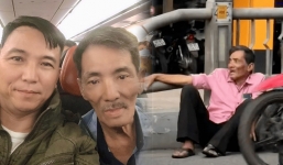 Thương Tín đi máy bay du lịch hậu lộ hình ảnh ngồi thất thểu bên vệ đường