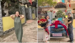 Bạn gái Quang Hải tung tăng trước cổng nhà bạn trai, chiếc đầm hớ hênh khiến khổ chủ muối mặt