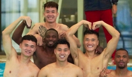 Dàn nam thần thế hệ mới đội Công an Hà Nội chill hậu chiến thắng: Body ai cũng mướt mắt!