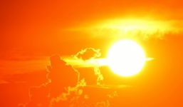 Cảnh báo nắng nóng cháy da khu vực Trung Bộ và Nam Bộ, nhiệt độ cao nhất 37 độ