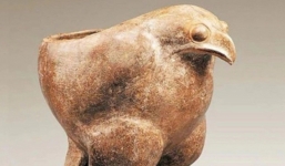 Đi làm đồng nhặt được hũ gốm lạ mắt, ông lão chẳng ngờ đó là bảo vật quốc gia