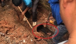 Dân làng dùng búa đập ống cống giải cứu nam thanh niên bị mắc kẹt