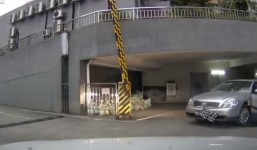 Hãi hùng người phụ nữ bị ô tô chèn qua người vì vô tình gạt số lùi