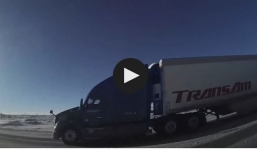 Khoảnh khắc ôtô mất lái suýt đâm vào container trên cao tốc