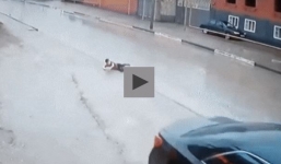 Thót tim cảnh cậu bé thoát chết thần kỳ trước mũi ô tô