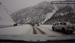 Hoảng hốt ô tô đang đi trên đường bị tuyết lở phủ kín