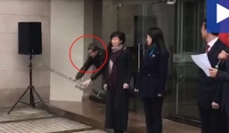 Khoảnh khắc người đàn ông đi bộ đâm vào cửa kính vỡ tan nát