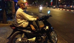 Lời thú nhận của của tài xế xe ôm khiến dân mạng nghẹn ngào