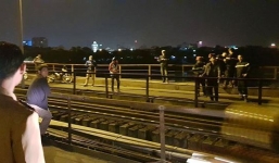 Người đàn ông đi bộ trên cầu Long Biên bị tàu hỏa đâm văng xuống sông Hồng