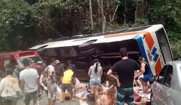 Xe chở đội bóng bị lật, hơn 50 người thương vong