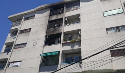 Cháy chung cư, người dân vội vã ôm tài sản bỏ chạy